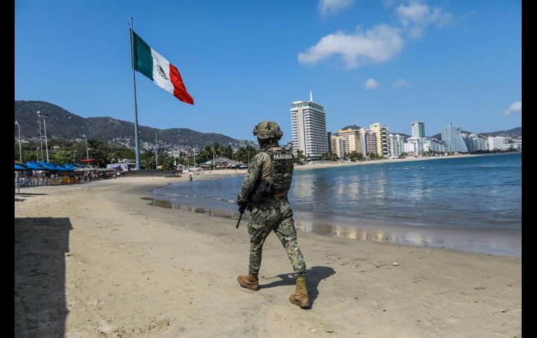 Un elemento de la Marina vigila la zona hotelera y las playas en Acapulco el viernes. EFE