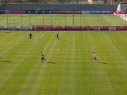 Los jugadores fueron divididos en grupos de cuatro o cinco y se cambiaron por turnos en cabinas separadas. TWITTER / @FCBayernES