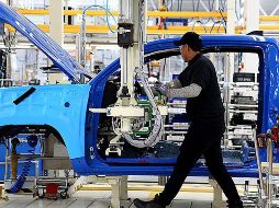 Se fabricaron 261 mil 805 vehículos en el mes, según cifras del Inegi. EFE / ARCHIVO