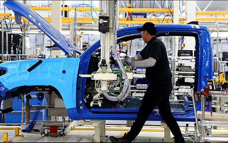 Se fabricaron 261 mil 805 vehículos en el mes, según cifras del Inegi. EFE / ARCHIVO