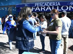 Los tapabocas son entregados en los distintos mercados municipales, tianguis, plazas comerciales y centros de consumo del municipio, así como casa por casa. ESPECIAL / Gobierno de Zapopan