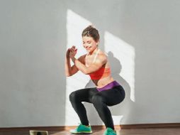 SENTADILLAS. En cualquier sitio de la casa se puede practicar este ejercicio. AFP