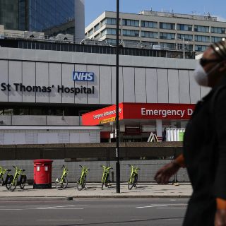 Boris Johnson, "estable" y con "buen ánimo" en cuidados intensivos