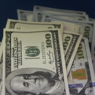 Dólar abre con baja de 63 centavos; se vende en 24.14 pesos