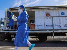 Una profesional de la salud lleva consigo hisopos con los que tomará muestras para el test de coronavirus en Asunción, Paraguay. EFE/N. Aguilar