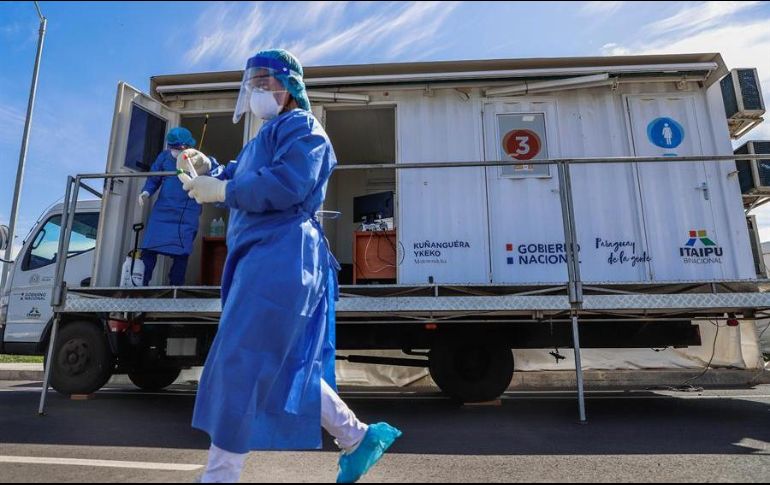Una profesional de la salud lleva consigo hisopos con los que tomará muestras para el test de coronavirus en Asunción, Paraguay. EFE/N. Aguilar