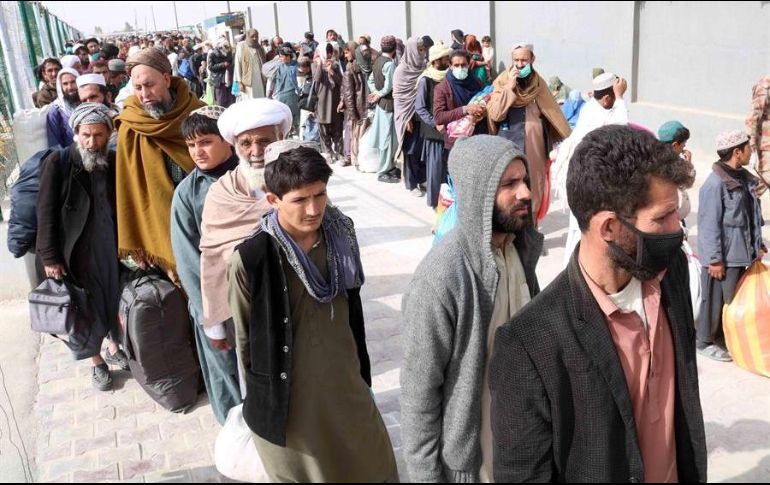 Numerosas personas guardan la fila para cruzar la frontera entre Pakistán y Afganistán en Chaman, Pakistán. EFE/A. Gulfman