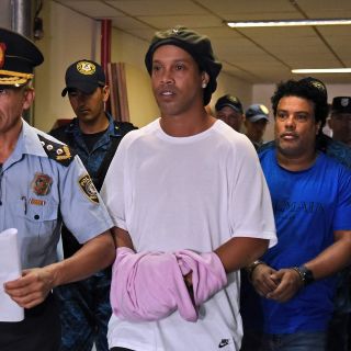 Ronaldinho sale de la cárcel de Paraguay