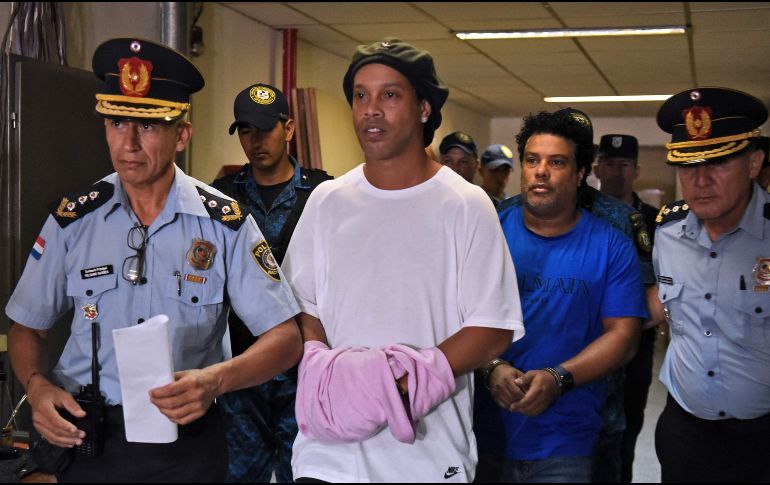 Ronaldinho y su hermano cumplieron el lunes un mes de prisión preventiva tras ser imputados por ingresar con pasaportes falsos en el aeropuerto internacional de la capital paraguaya. AFP / ARCHIVO