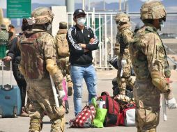 Un ciudadano boliviano proveniente de Chile aguarda este sábado al control sanitario para entrar a su país y pasar una cuarentena de 14 días en un campamento de la localidad de Pisiga. EFE/E. Huascar