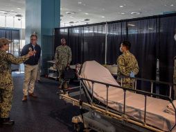 El Secretario de la Marina de los EU, Thomas B. Modly, supervisa el proceso de desembarque de la tripulación del Roosevelt. EFE/Marina de Estados Unidos