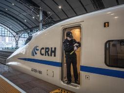 Autoridades desinfectaron y repararon todas las instalaciones de las estaciones de Wuhan, así como más de 230 trenes de alta velocidad que pasarán por la ciudad. EFE/R. Pililey