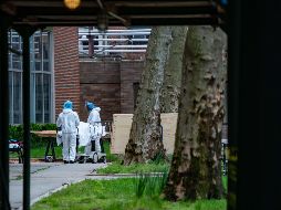 El cuerpo de un paciente es trasladado a un camión refrigerado en la ciudad de New York. El estado del mismo nombre es el epicentro de la enfermedad en Estados Unidos. AFP/D. Delgado
