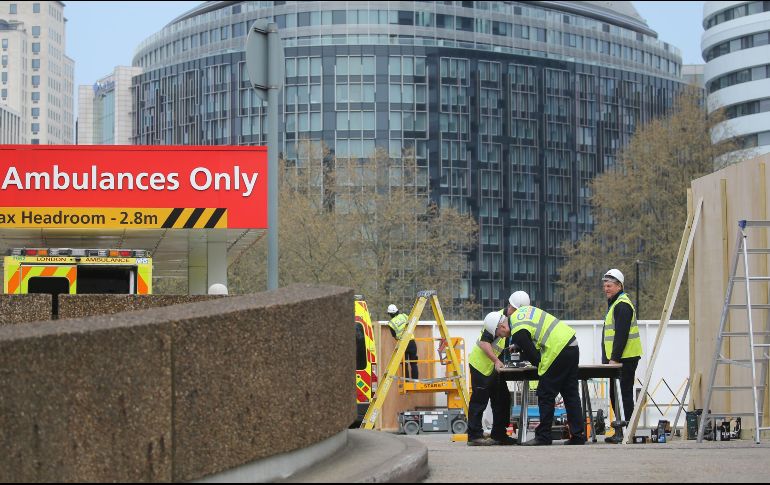 Trabajadores colocan pantallas protectoras en la entrada de emergencias del hospital St Thomas en Londres, donde se encuentra Boris Johnson. AFP/I. Infantes