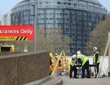 Trabajadores colocan pantallas protectoras en la entrada de emergencias del hospital St Thomas en Londres, donde se encuentra Boris Johnson. AFP/I. Infantes