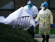 La cifra de fallecimientos en EU se aproxima a la de Italia, el país más afectado hasta ahora con 17 mil muertos. EFE / P. Foley