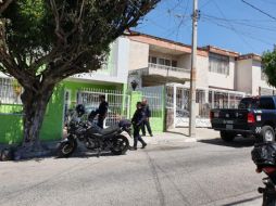 Los oficiales se entrevistaron con uno de los habitantes de la finca, quien les informó que el sujeto ingresó por una ventana en la parte posterior, en la planta alta. EL INFORMADOR