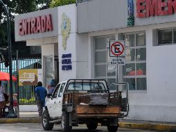 Un vehículo con un ataúd afuera de un hospital ayer en Guayaquil, Ecuador. A las cifras oficiales se suman otros 240 decesos probables por la enfermedad del COVID-19 en todo el país. AFP/ARCHIVO
