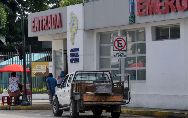 Un vehículo con un ataúd afuera de un hospital ayer en Guayaquil, Ecuador. A las cifras oficiales se suman otros 240 decesos probables por la enfermedad del COVID-19 en todo el país. AFP/ARCHIVO