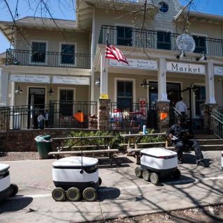 Fotogalería: supermercado de EU usa robots de reparto ante COVID-19