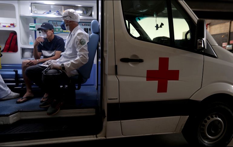 Médicos atienden en una ambulancia un sospechoso del coronavirus ayer martes, en Sao Paulo, Brasil. EFE/F. Bizerra