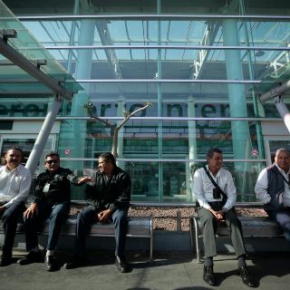 Casi desierto el Aeropuerto de Guadalajara; taxistas hacen un viaje diario