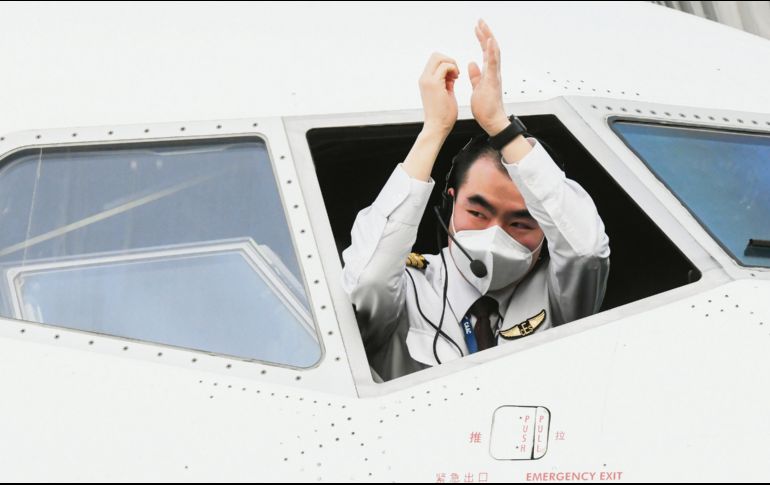 RESPIRO. Un copiloto de China Eastern Airlines celebra antes del despegue en el Aeropuerto Internacional Tianhe de Wuhan. XINHUA