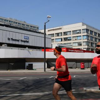 Boris Johnson "continúa mejorando", declara vocero