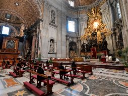 La asamblea en la Basílica de San Pedro fue muy reducida, compuesta por una decena de prelados, monjas y sacerdotes, cada uno en un banco. AFP/VATICAN MEDIA