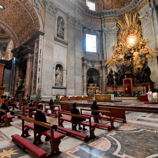 En Jueves Santo, el Papa honra a "santos" que luchan contra el COVID-19