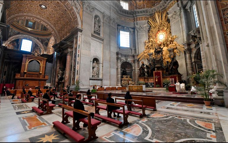 La asamblea en la Basílica de San Pedro fue muy reducida, compuesta por una decena de prelados, monjas y sacerdotes, cada uno en un banco. AFP/VATICAN MEDIA
