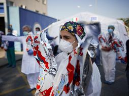 Personal médico muestra huevos de Pascua regalados, hoy en el departamento de COVID-19 del hospital San Filippo Neri en Roma, Italia. AP/A. Medichini