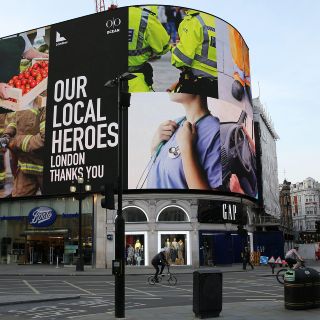 Boris Johnson sale de cuidados intensivos