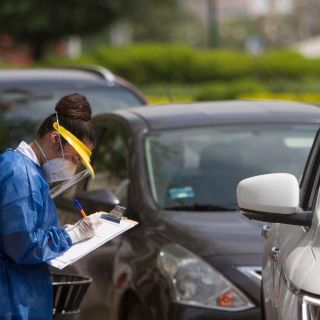Nuevo León aplica sistema de pruebas de COVID-19 desde el auto