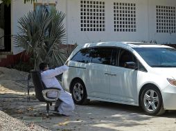 El sacerdote Marco Antonio Galeana confiesa este Jueves Santo en Acapulco. AFP/F. Robles