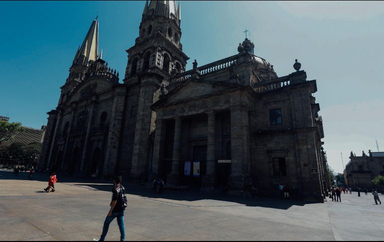 Año con año, la tradición de recorrer a pie los templos de Guadalajara reúne a más de 100 mil personas, aunque este vez fueron pocos. EL INFORMADOR/G. Gallo