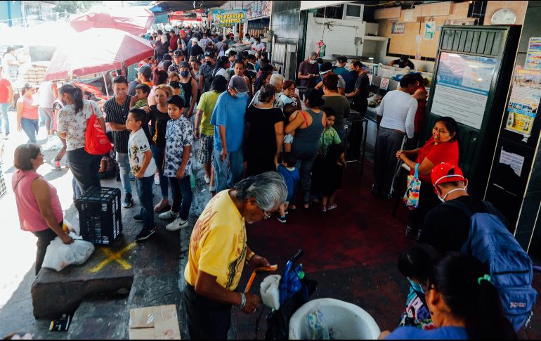 Ciudadanos que no atendieron el llamado a quedarse en casa agolparon los mercados del Mar que se ubican en la metrópoli. EL INFORMADOR/G. Gallo