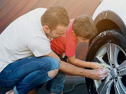 LLANTAS Y RINES. La limpieza se puede hacer en familia. ESPECIAL