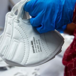 Llega esta noche segundo cargamento de cubrebocas y mascarillas: Ebrard