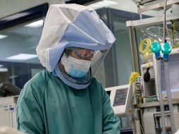 Muchos hospitales no sólo están saturados de casos, sino que lidian con una escasez de personal debido a que muchos empleados presentan COVID-19. EFE / ARCHIVO