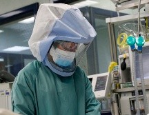 Muchos hospitales no sólo están saturados de casos, sino que lidian con una escasez de personal debido a que muchos empleados presentan COVID-19. EFE / ARCHIVO
