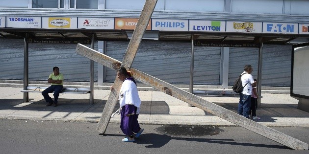 Sin fieles, realizan representaci&oacute;n del Viacrucis en Iztapalapa