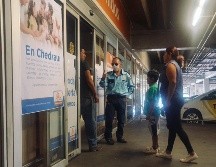 Un oficial a la entrada de una tienda Chedraui exhorta a que ingrese sólo un cliente por familia. EL INFORMADOR / G. Gallo