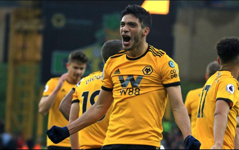 Pese a la crisis en las ligas deportivas, por la pandemia de coronavirus, el mexicano Raúl Jiménez no pierde el sueño de jugar la Champions League con el Wolverhampton. AFP / ARCHIVO