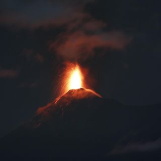 Hace erupción el volcán Krakatoa en Indonesia