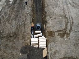 Trabajadores neoyorquinos sepultan cadáveres de personas fallecidas por COVID-19. AP/J. Minchillo