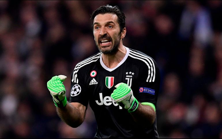 El rotativo dice que el futbol se ha detenido, pero el portero ''continúa otra temporada, para escribir nuevos récords, para celebrar 25 años en el campo''. AFP / ARCHIVO