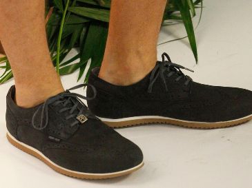 Se recomienda quitarse los zapatos antes de entrar al hogar, para no esparcir el virus. EL INFORMADOR / ARCHIVO