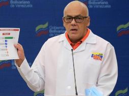 El ministro de Comunicación, Jorge Rodríguez, ofrece una rueda de prensa este sábado, en Caracas. EFE/Prensa Miraflores