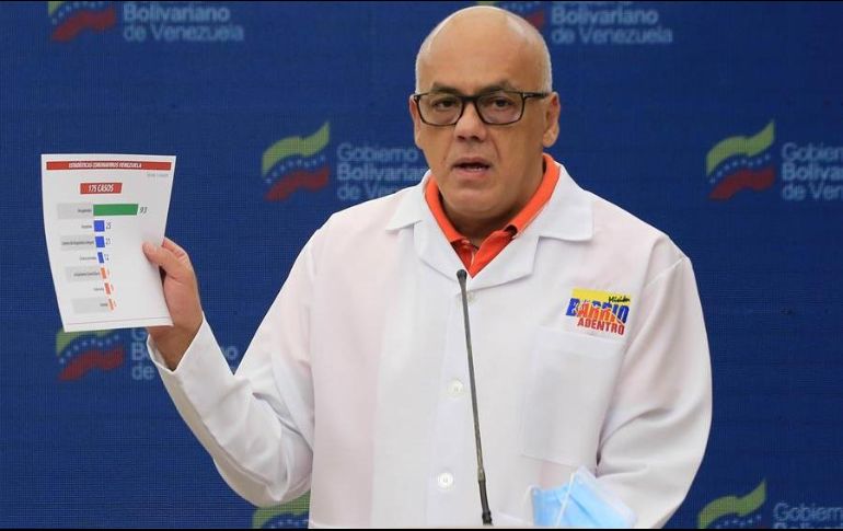 El ministro de Comunicación, Jorge Rodríguez, ofrece una rueda de prensa este sábado, en Caracas. EFE/Prensa Miraflores